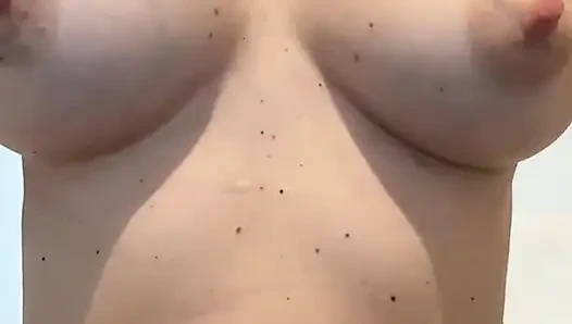 Ich hatte nicht erwartet, dass das geschieht, als ich anfing, meine brustwarzen zu reiben