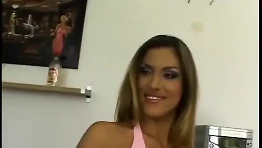 Sapık seksi latin çifte penetrasyon götüne ateşli döl alıyor