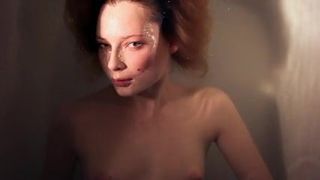 Chica esquiva - video musical de glamour erótico