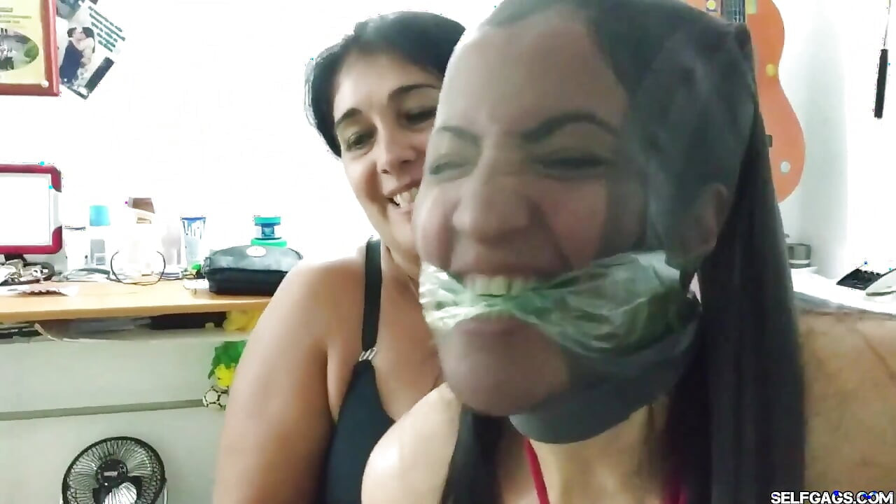 Latina MILF Rajstopy, wykręcony i łaskotany przez BBW!
