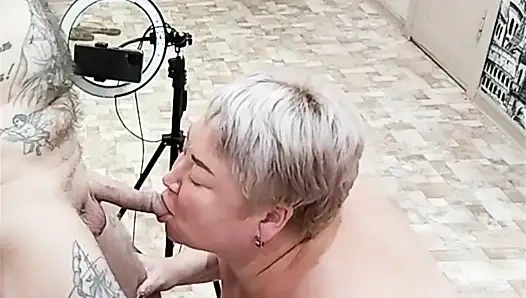 Orta yaşlı seksi kadın kartlarda kayboldu ve bana sakso çekiyor