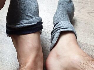 Socken ausziehen und Füße zeigen