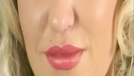 Sarışın hatun mor tulumla gerçekçi dildoya biniyor
