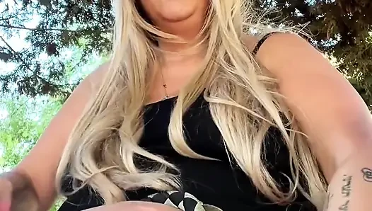 İri güzel Brezilyalı orta yaşlı seksi kadın tanrıça sabah açık havada sigara içme ayini kalçalarını gösteriyor