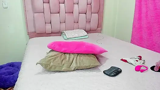 Büyük memeli genç sürtük kendini çifte sikiyor ve fışkırtıyor