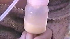 Madura sacando leche de sus grandes senos