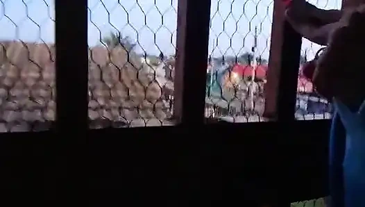 Gün doğumunda balkonda halka açık sikiş seansı