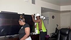 Шлюха-строительница трахает клиента во время работы