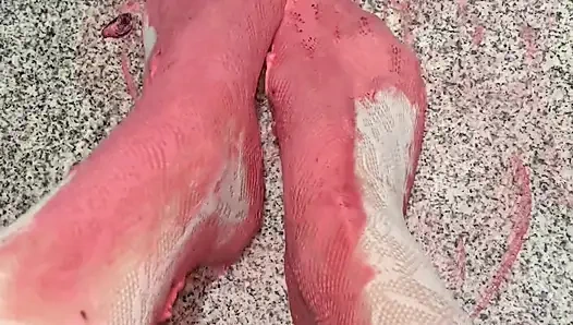 Aku lagi asik mainin memeknya pakai stoking putih sampai dicrot di dalam