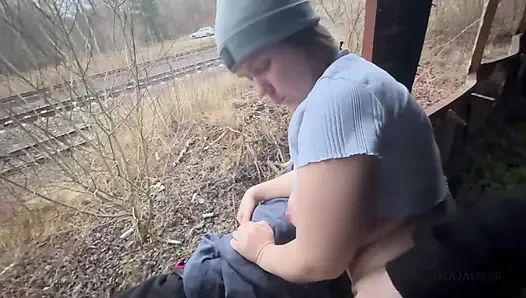 Maja lagi asik di dalam kereta tua yang ternyata bukan bagian dari rencana