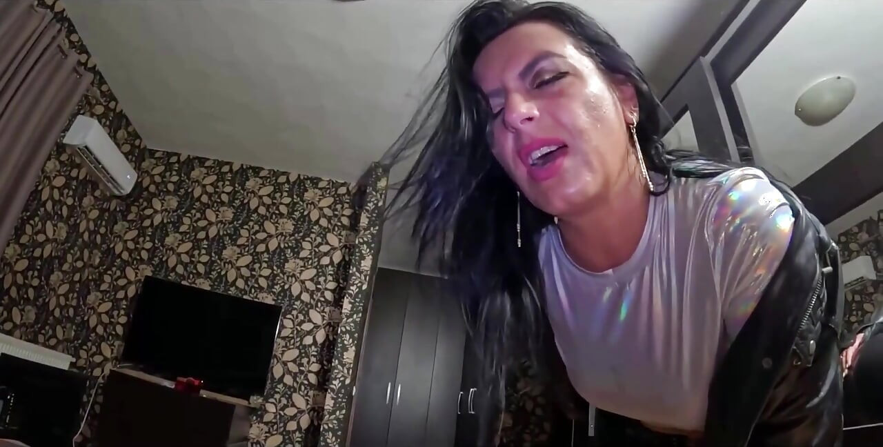 Svart läderjacka & blanka byxor Kameltrövad retas, deepthroat och sperma på läder