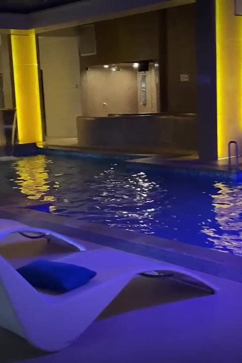 Saya Meniduri Teman Kakak Tiri Saya Di Kolam Renang Saat Dia Pergi Minum