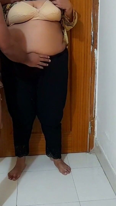 Cewek seksi mesir dengan toket besar & pantat montok dientot sama bosnya sendiri saat lagi bersih-bersih kantor & dikasih promosi | Klip 1