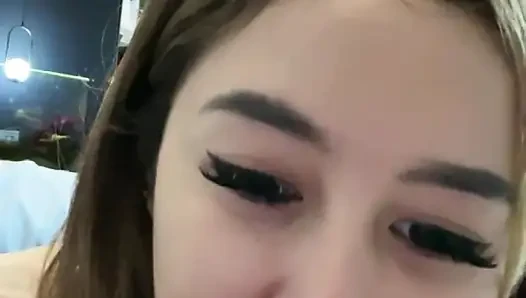 Erkek arkadaşı tarafından şımartılmayı seven güzel bir kadın ünlü bir kadın