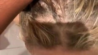 Russische blonde babe zuigt grote zwarte lul onder de douche