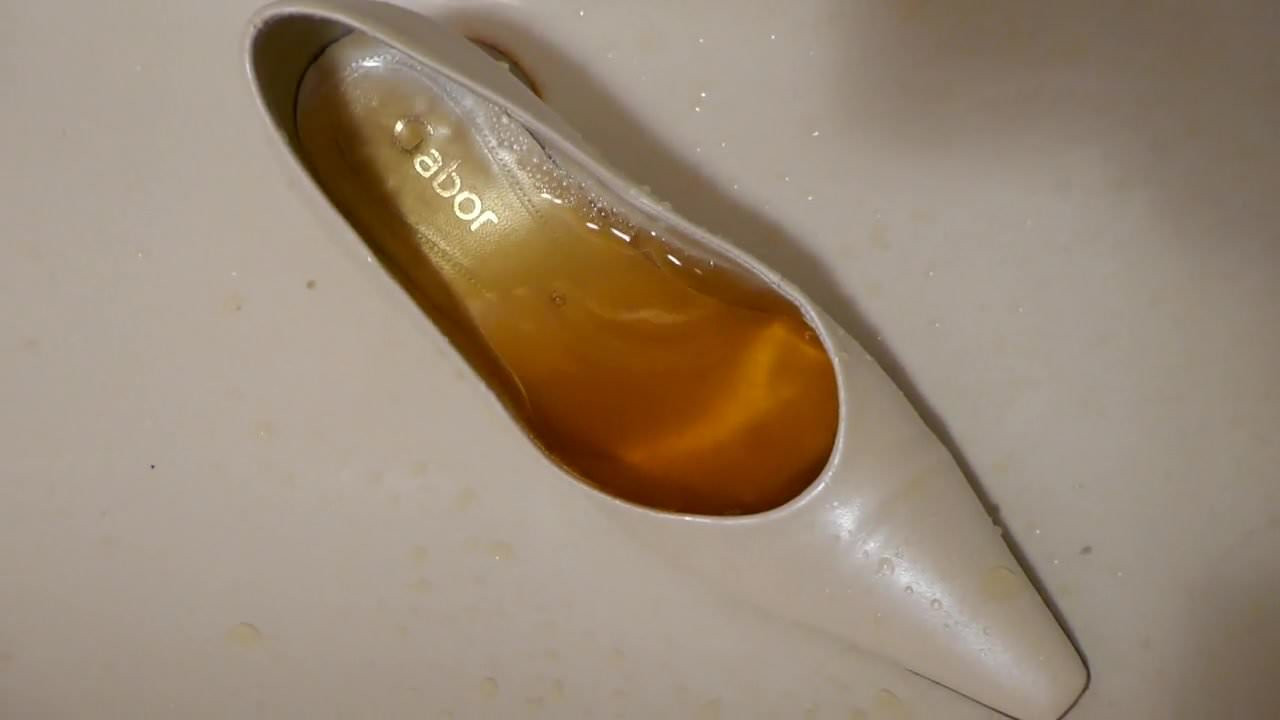Piss in wifes white classic pump