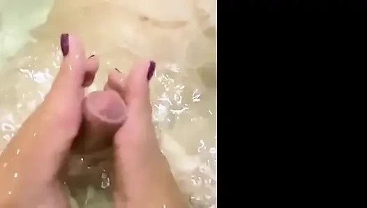 Footjob dan pemujaan kaki dewi kiffa di bak mandi