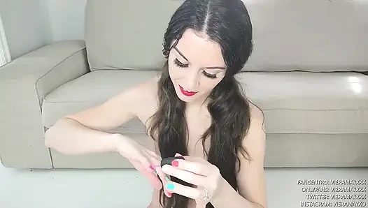 Seksi fit kız tırnaklarını boyatıyor - çıplak