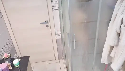 Горячая в душе и полностью мокрая сексуальная