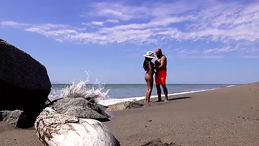 Heiße latina am strand gefickt