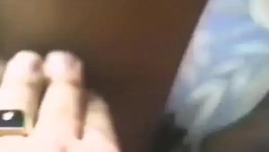 Cewek pemalu rambut cokelat dientot pakai dildo dan kontol