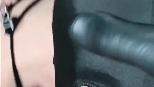 Istri nakal bertopeng lagi asik nyepong kontol