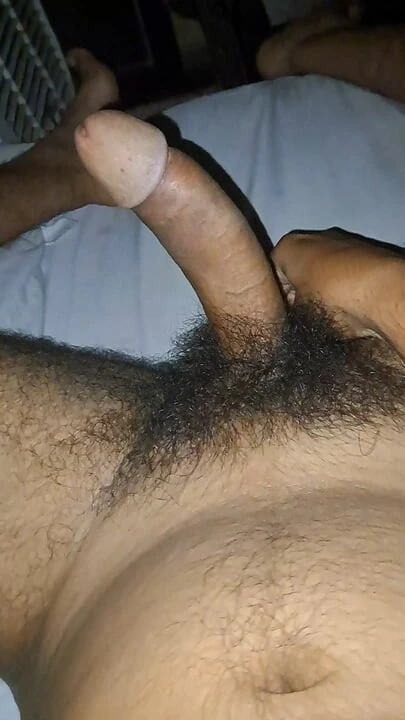 Kıllı yarak elle muamele Hintli adam vücuda tam boşalma