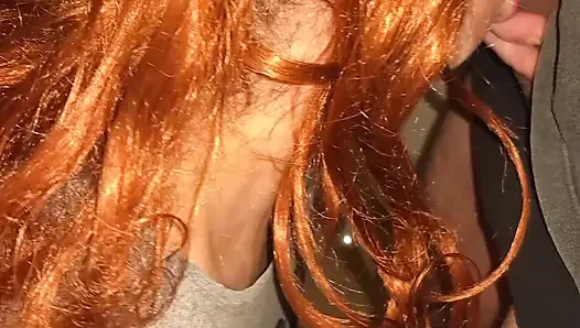 Ateşli maskeli orta yaşlı seksi kadın krem için miyavlıyor