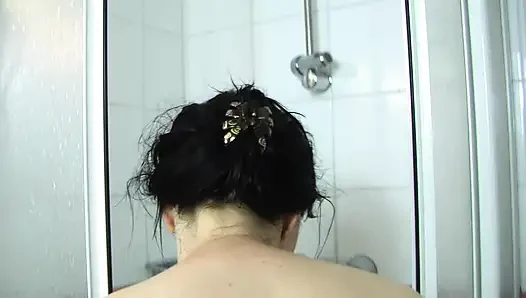 Игра с дилдо, принимая душ в нейлоне