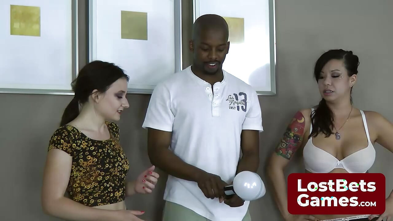 تبدأ لعبة Strip Greek Roulette بلمسة