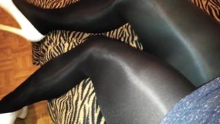Beine in doppelter schwarzer Strumpfhose