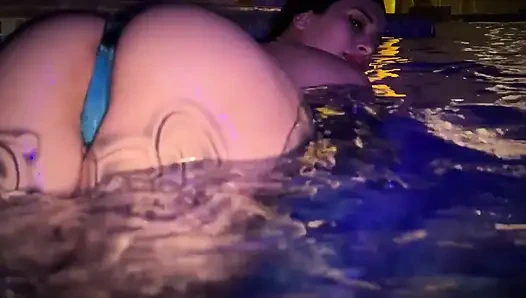 Я Трахаю Подругу Сводной Сестры В Бассейне, Пока Она Идёт Выпить