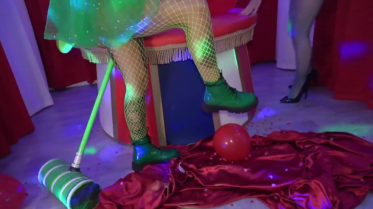 Brincando com fetiche de balão de palhaços com tesão