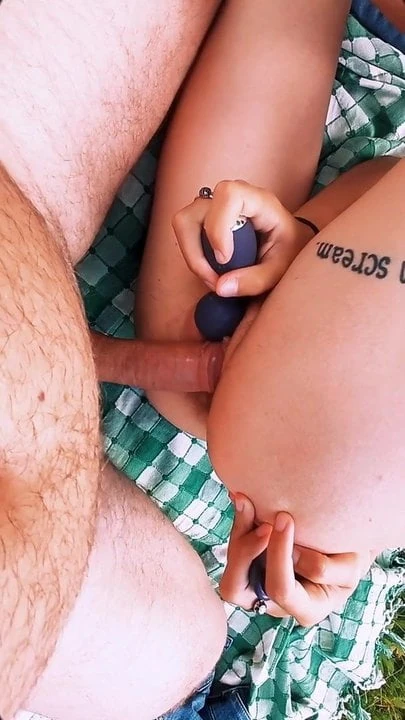 Je baise ma copine francaise dans un champs