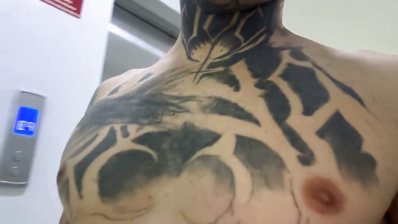 Je me masturbe dans le couloir, devant l’ascenseur. Ça m’excite.