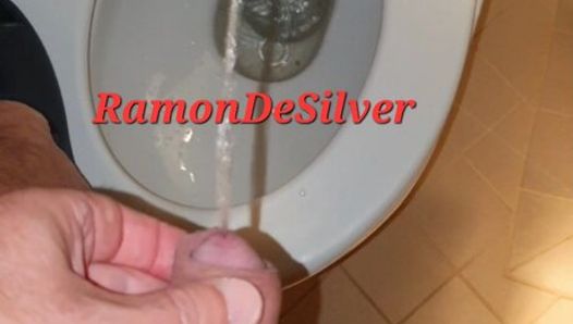 Maître Ramon pisse partout dans les toilettes dans un short en satin sexy, coquin et méchant!