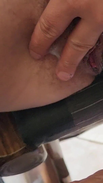 لحظة يجب مشاهدتها من "بعد فترة أصبحت زوجة أبي مشتهية وأغوتني لأمارس الجنس معها أثناء تصويرها"
