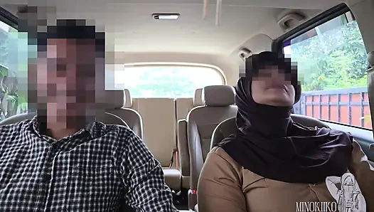 Hijab-studentin (18+) bittet ihren sugarDaddy, ein neues virales Handy zu kaufen - Minokiiko