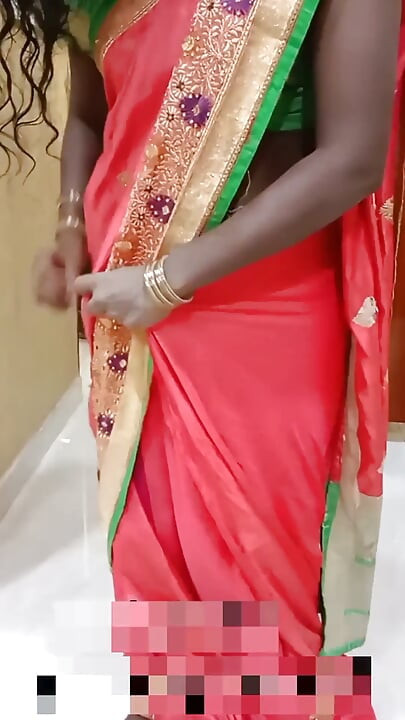 Istri tamil india menggoda cowok dominan dengan celana dalam merah sambil mainin pentilnya sambil ditonton suaminya! Indianhotwifex
