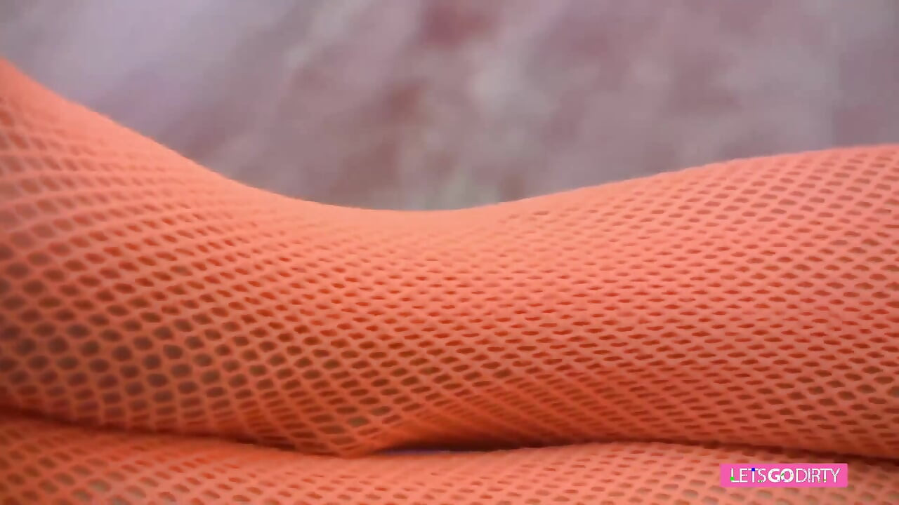 Morena com brinquedo sexual está agradando sua buceta, tudo em meia arrastão