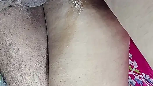 Arsch-muschi ficken, muschi lutschen, brüste lutschen, milch aus der brust lutschen und auf dem schwanz im doggystyle sitzen und direkt auf Hindi-audio liegend