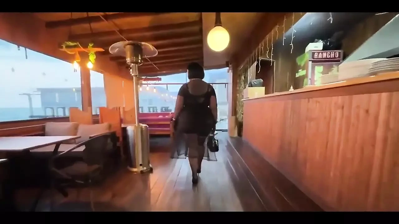 致命美女carmen在一个性感的海边的样子