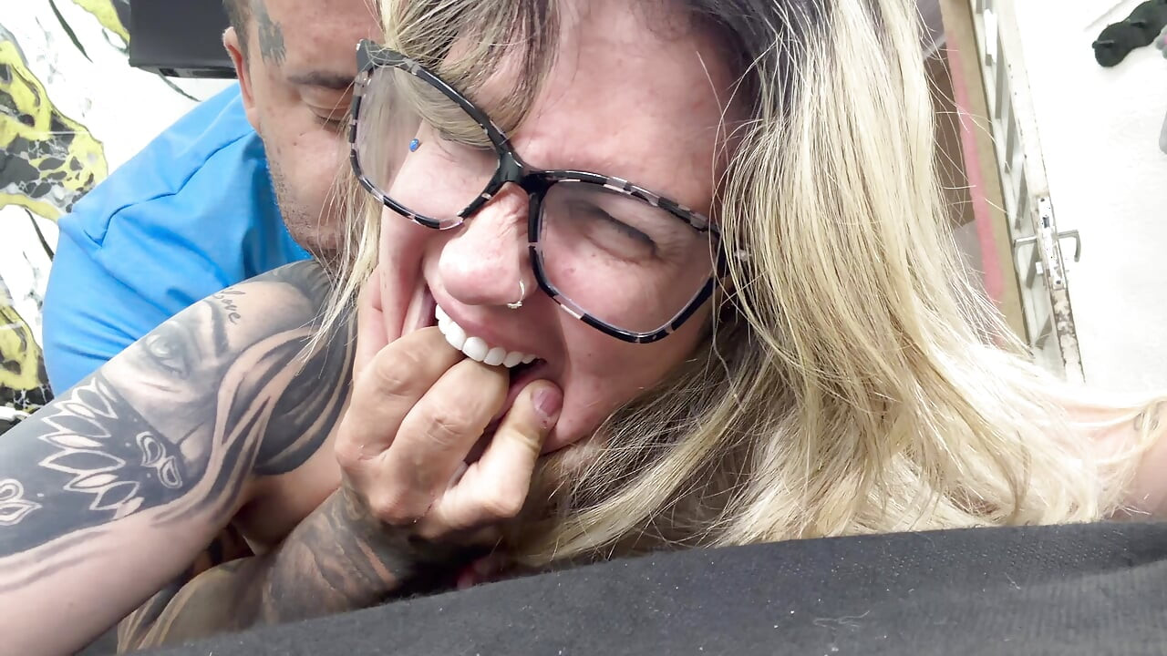 Nörttityttö tuntee cuckoldin kyrvän ensimmäistä kertaa kasvoillaan, suussaan ja perseessään.