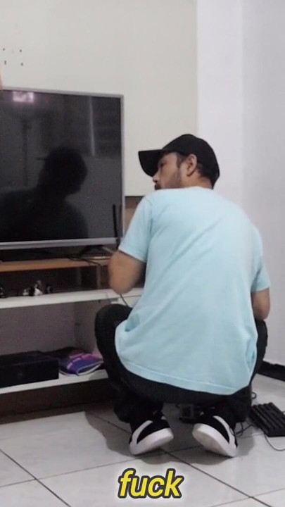 لحظة مميزة من "تشكو ربة منزل للفني من أن زوجها لم يلاحظ ملابسها الداخلية الجديدة ويسأل عن رأيه!"