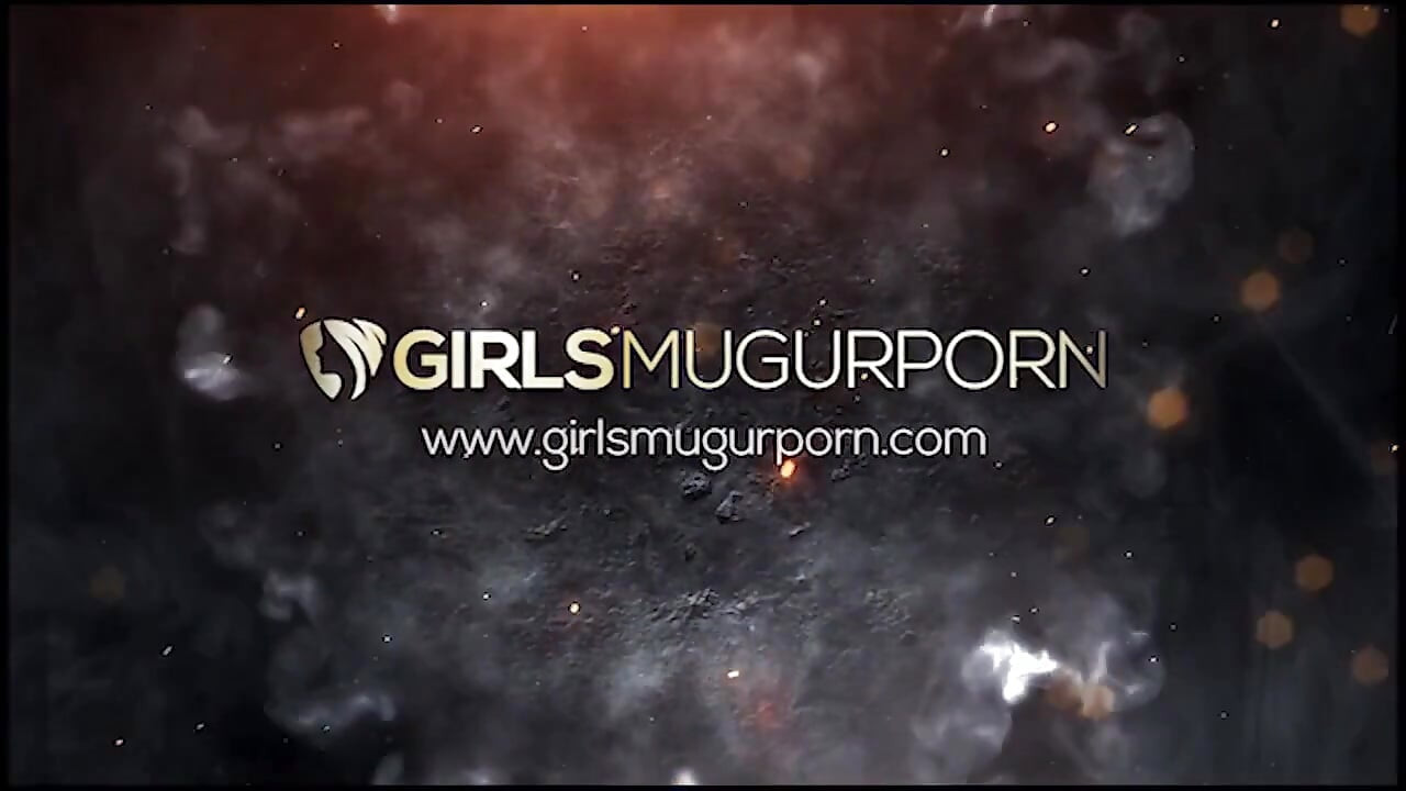 Крошка с маленькими сиськами выступает на сцене с Мугур