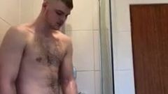 Se masturba en la ducha