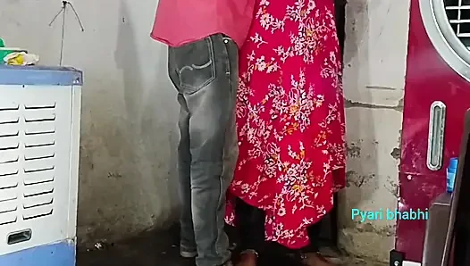 1 pacar datang untuk bertemu pacar di malam hari kemudian melakukan seks keras audio Hindi desi video seksi