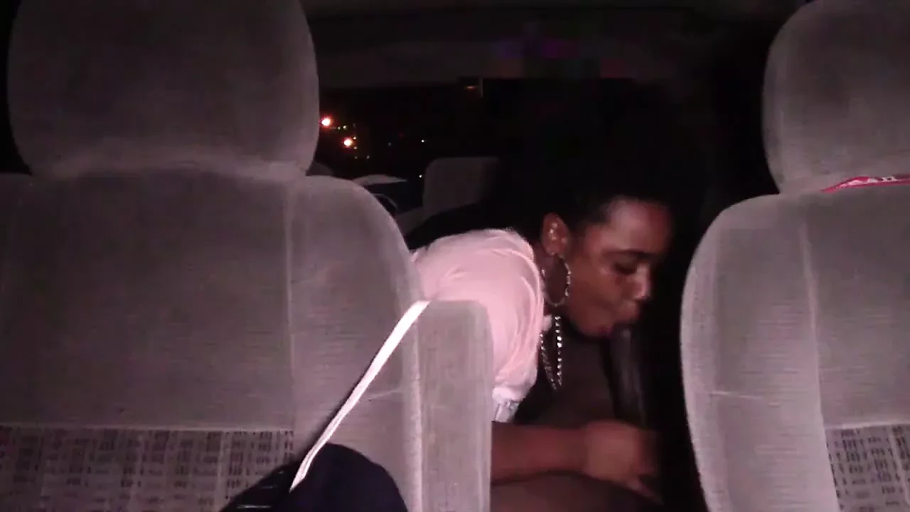 街头妓女用屁股里的精液做爱