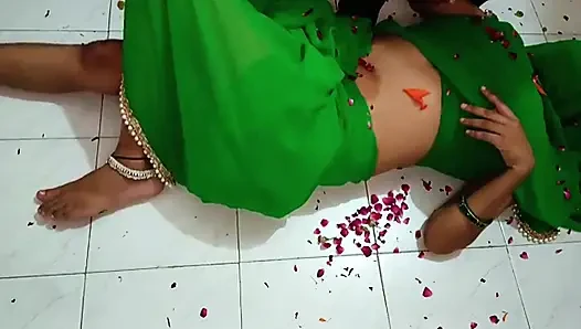 Pacar Komal duduk di baju saudara ipar dan mulai berteriak, kakak ipar, kau ingin melihat penismu.