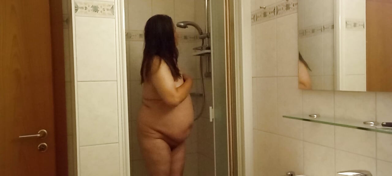 Reife MILF zeigt, was andere verstecken
